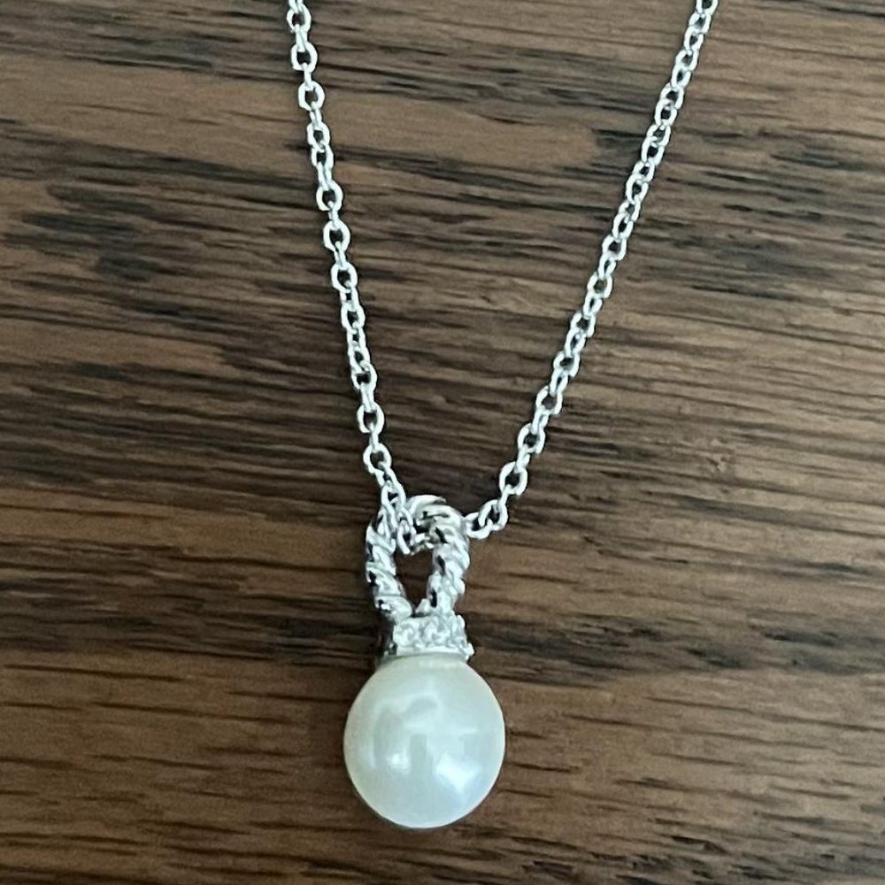 Petite Solari Pendant Necklace in 18 K White Gold with Pearl and Pavé Diamonds